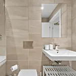 Atlas House Eight Apartment *